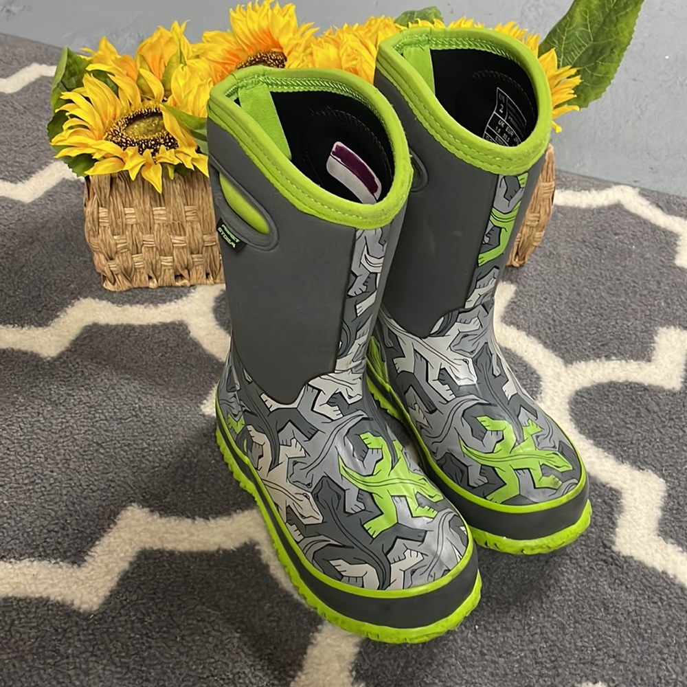 Bogs like boy lizard 🦎 boots
